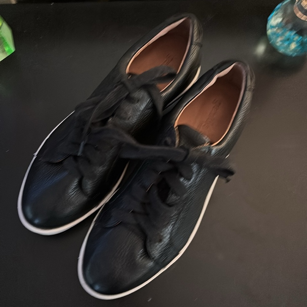 Gentle souls by Kenneth Cole black tennis shoes US7.5 - Picture 2 of 3